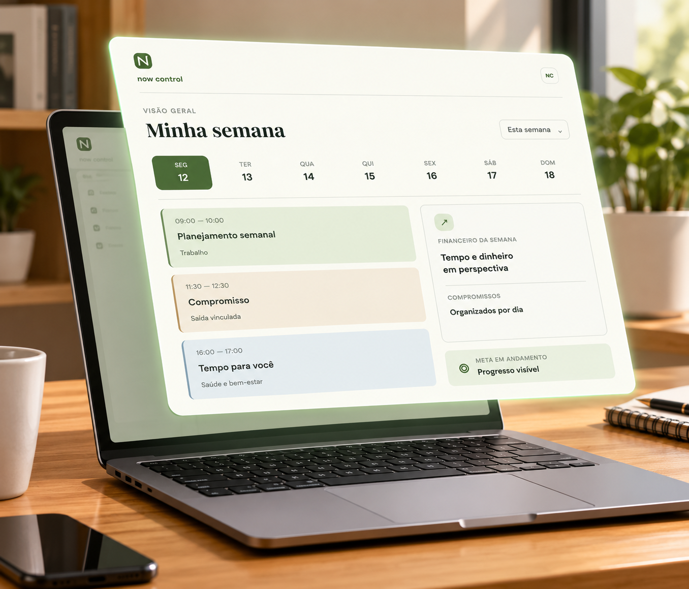 Notebook aberto exibindo a visão semanal do Now Control em uma mesa de trabalho